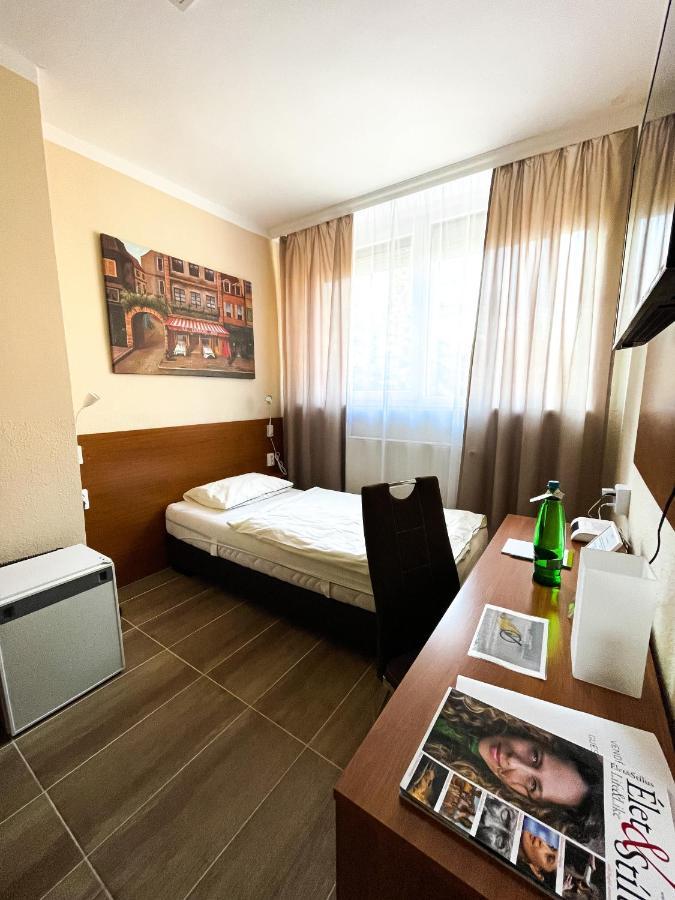 Oereg-To Hotel Es Rendezvenyter 塔塔 外观 照片