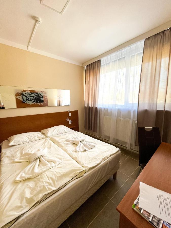 Oereg-To Hotel Es Rendezvenyter 塔塔 外观 照片
